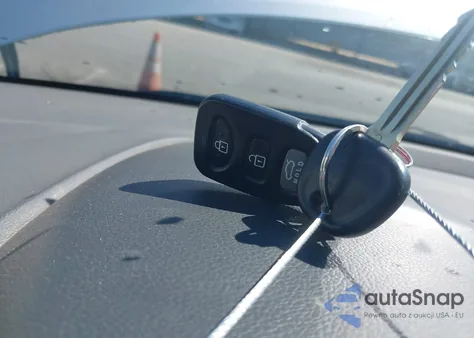 2017 Hyundai Elantra Se z USA, uszkodzony, nr VIN 5NPD74LF6HH095487